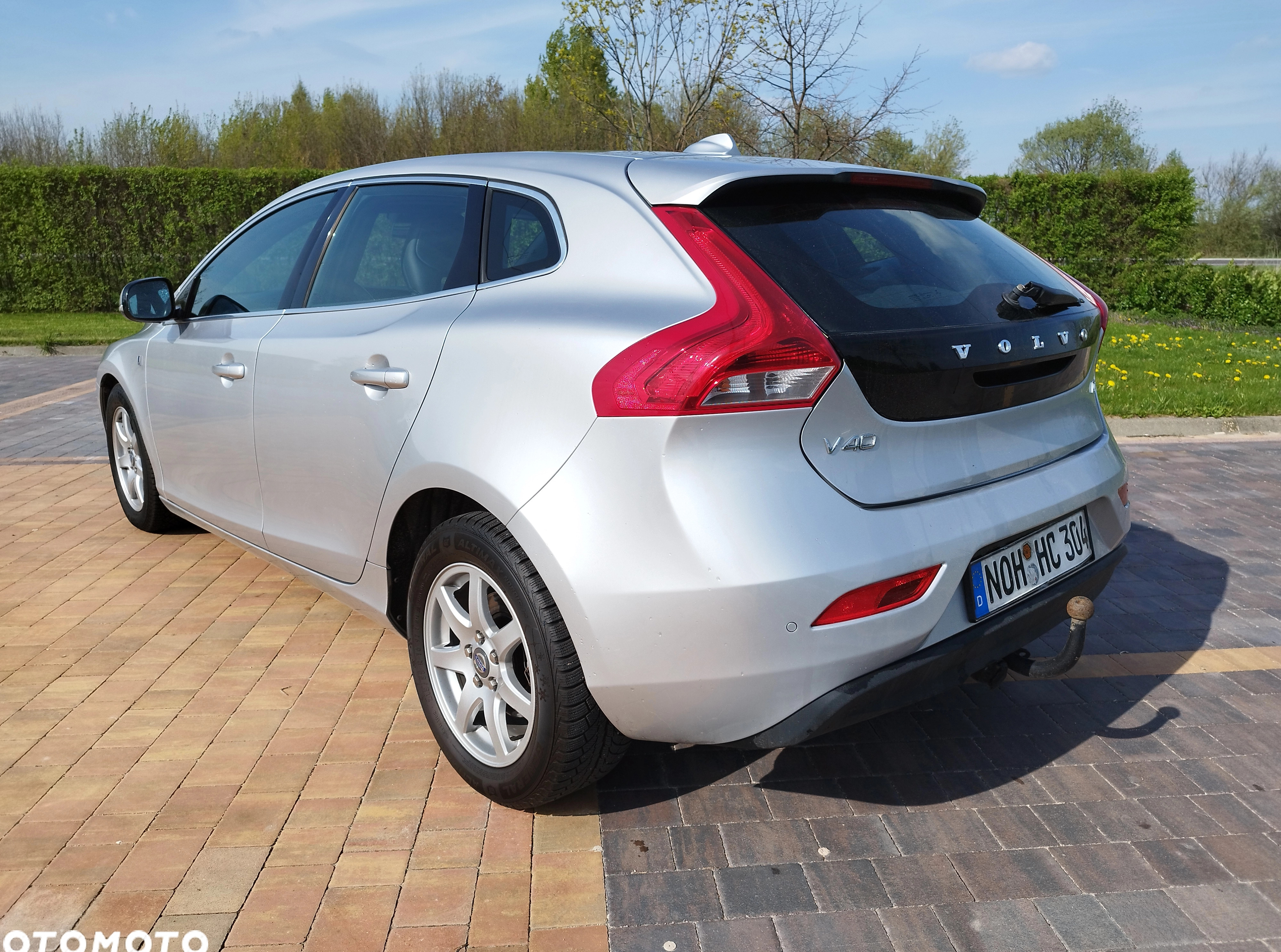Volvo V40 cena 43700 przebieg: 129000, rok produkcji 2015 z Przasnysz małe 56